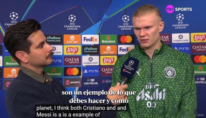 曼城2-1皇马赛后，哈兰德接受场边采访时被问到C罗的话题。我们所处的赛事里C罗打