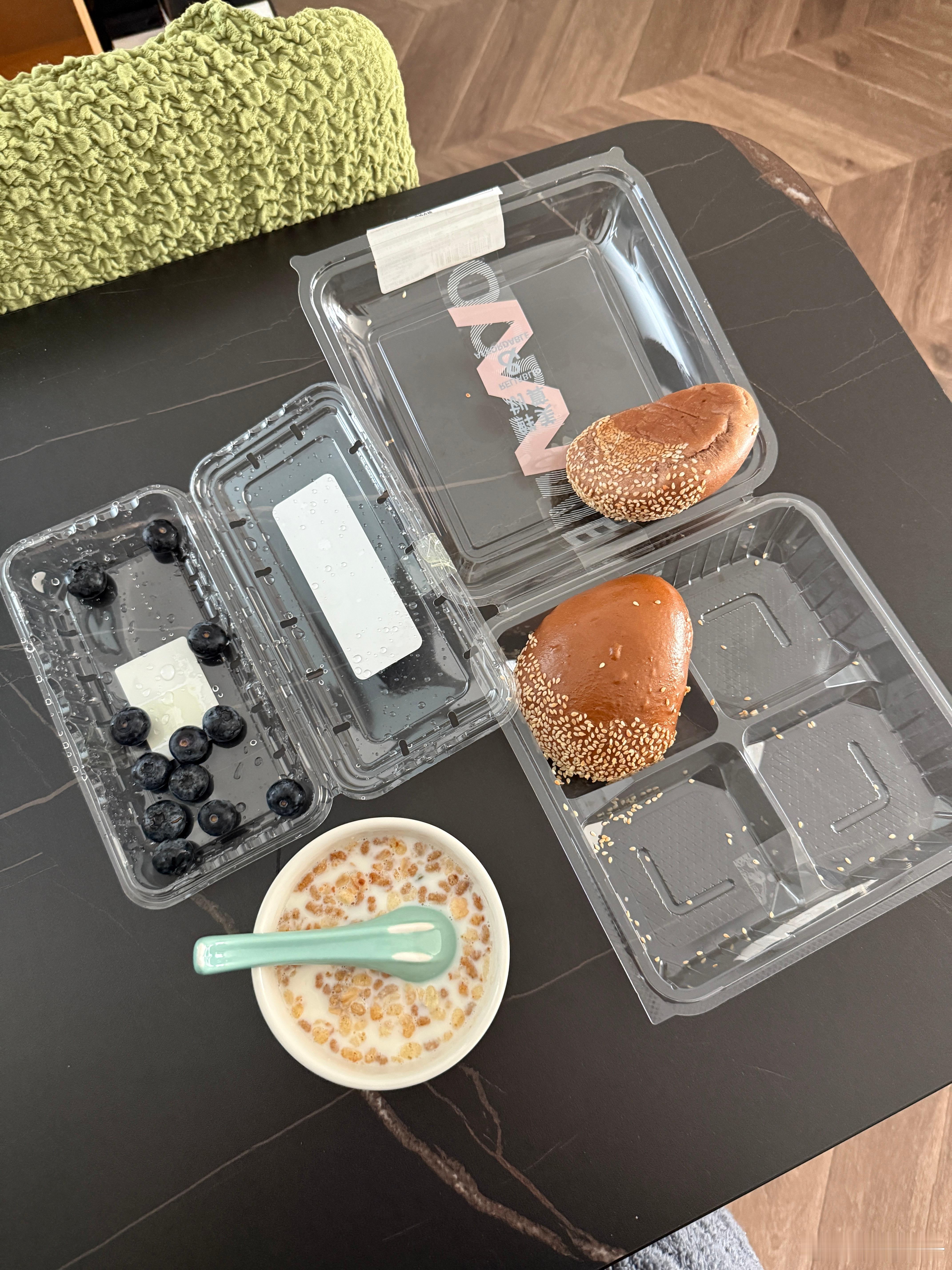 简陋的早餐，和不爱吃肉的午餐。