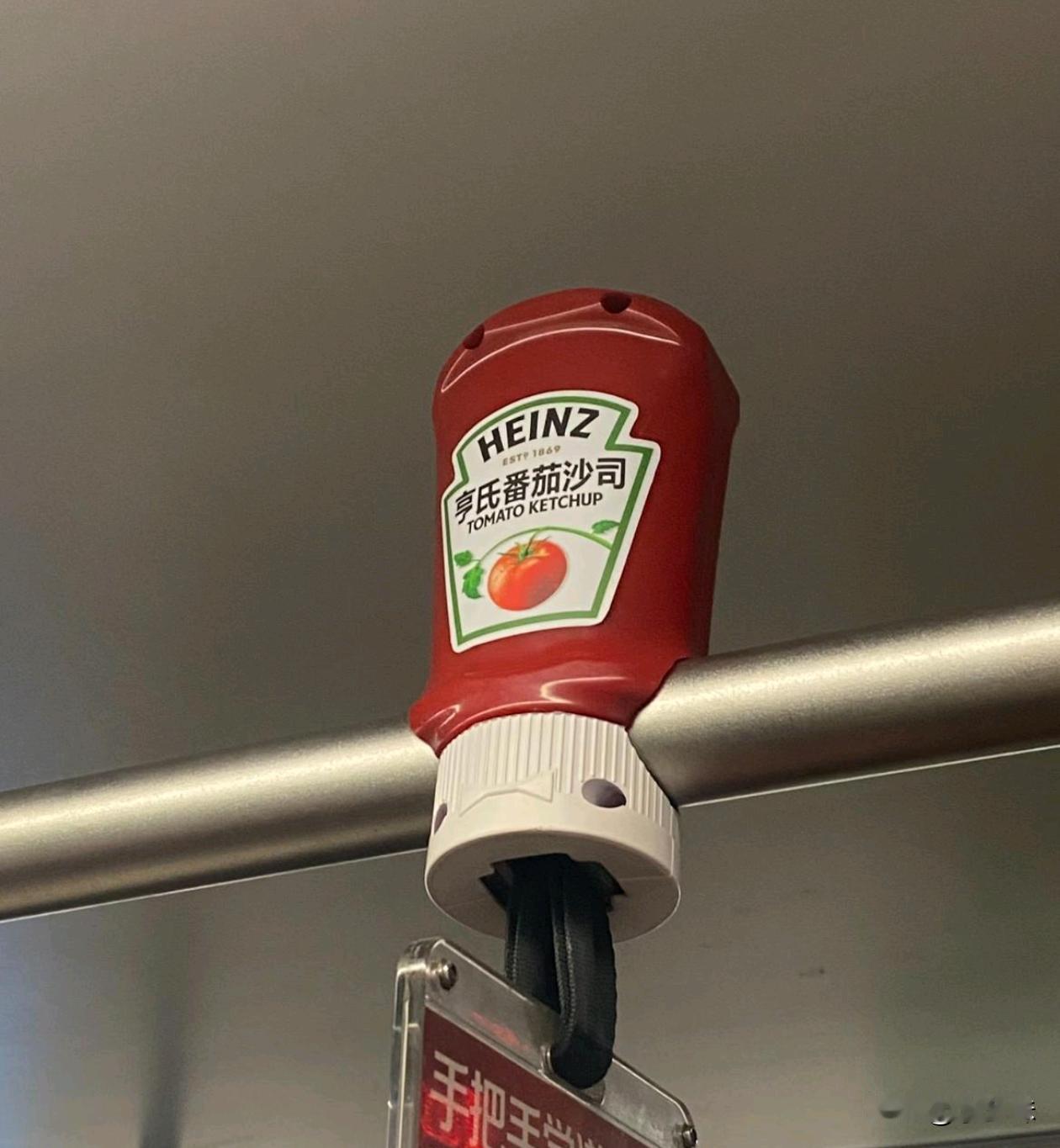 这个地铁扶手广告打得有创意