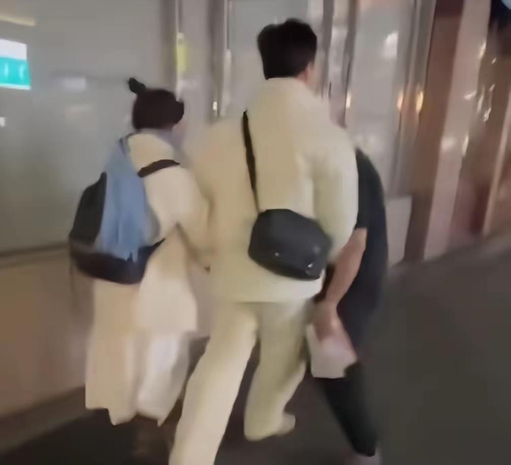 “不听话，这就是后果！”11月20日，这对中国情侣在大阪旅游，被几个日本人围堵，