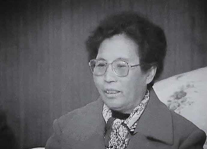 1959年五一前夕，毛主席专利抵达天津。听说专列上的医务人员姚淑贤是天津人，毛主
