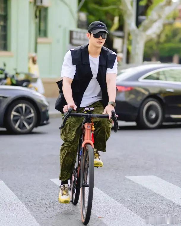 今日大瓜居然是黄景瑜和王玉雯，而且两人的恋情瓜一被曝就爆了。据狗仔跟拍描述，黄景