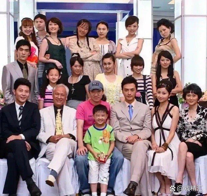 翻出了当年《丑女无敌》剧照，才发现辛芷蕾居然也在里面吗？