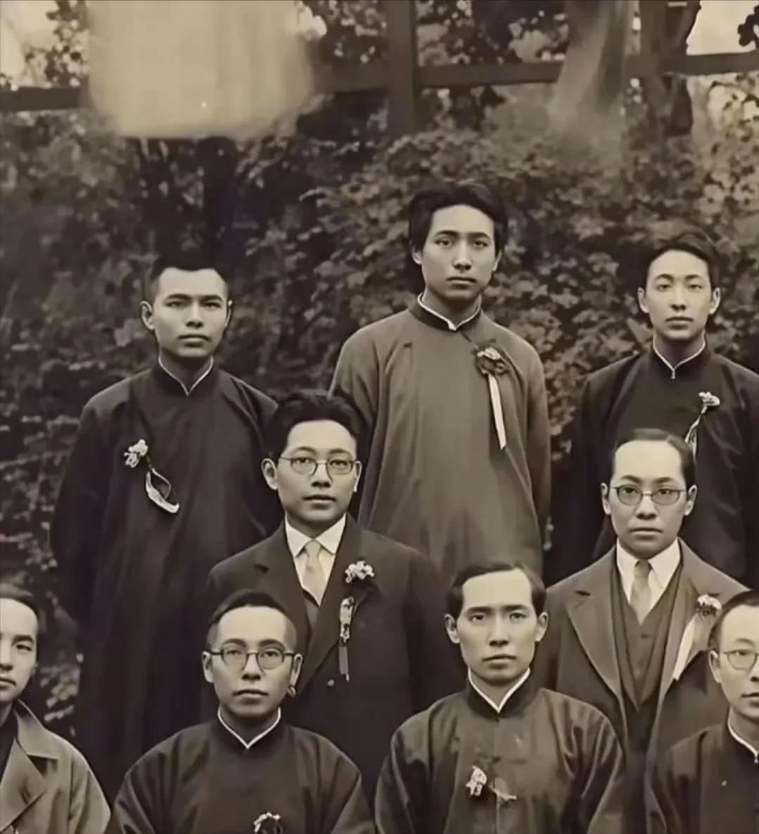 这是毛主席（后排左二）青年时期的真实合影，都看看吧，伟人外表朴素，目光炯炯有神，