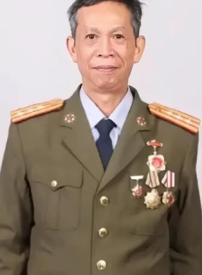 对越反击战中，副班长覃毅忠本被记三等功，团参谋长查到他，改为一等功并报请授一级战