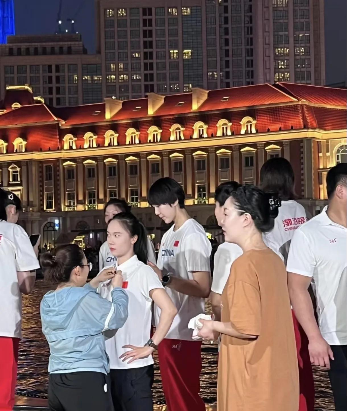 李盈莹与袁心玥现身津湾广场，姚迪缺席。根据化妆师宁宁透露，此次天津女排集体出现在