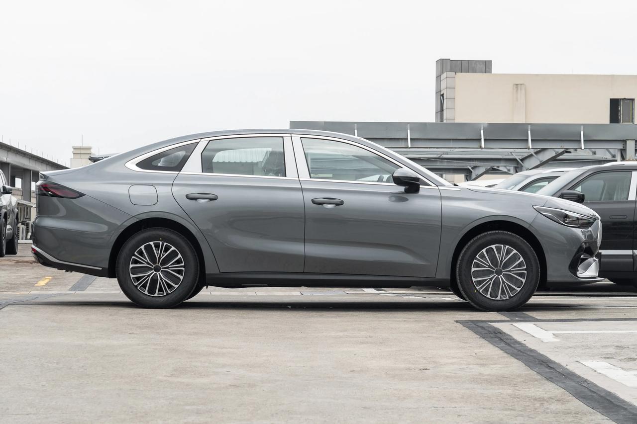 10月份，吉利汽车卖得也不错，超过了30万台，只比比亚迪少卖了13.46万台。差