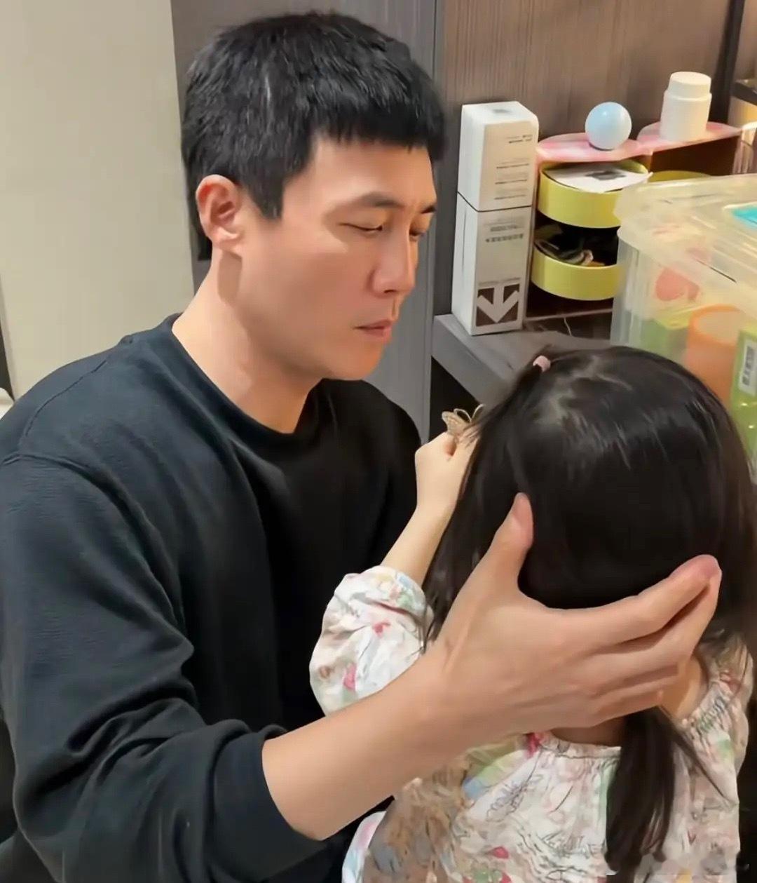 王灿晒老公照顾孩子，杜淳晚上帮4岁女儿刷牙，给孩子洗脸，抹面霜，全程蹲着哄女儿，