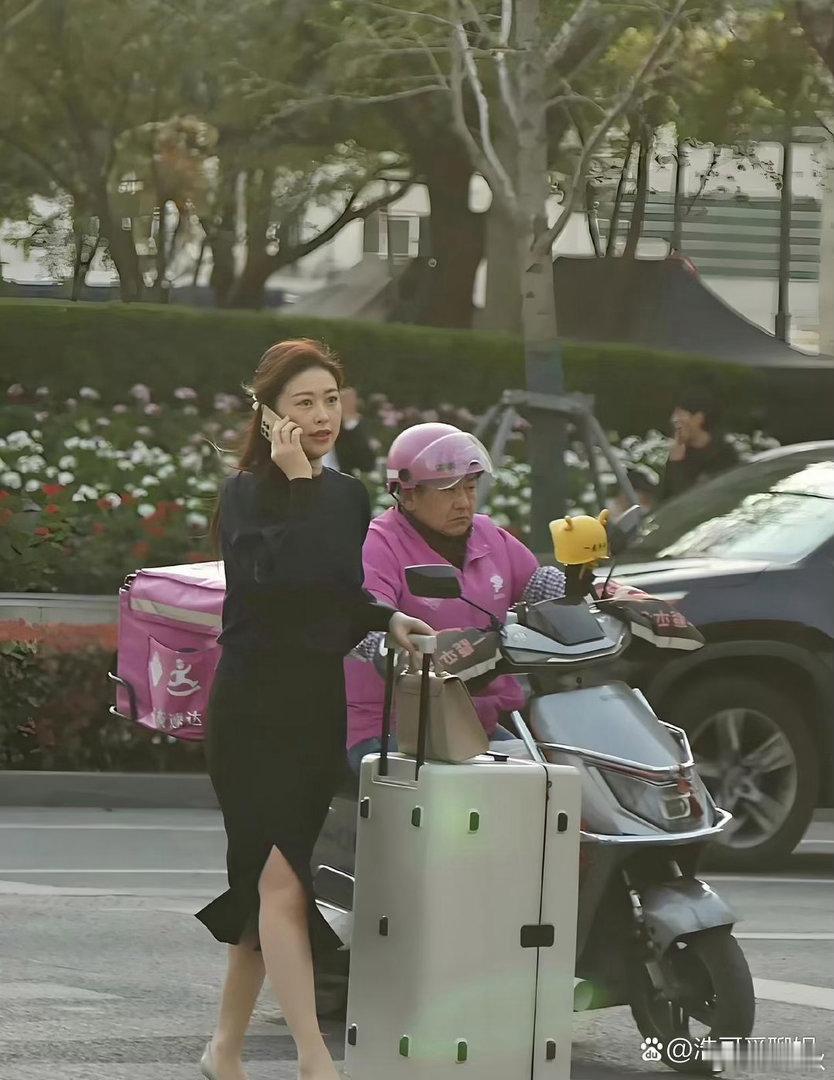上海路边偶遇朱珠，个子不算高，特别温柔有气质​​​