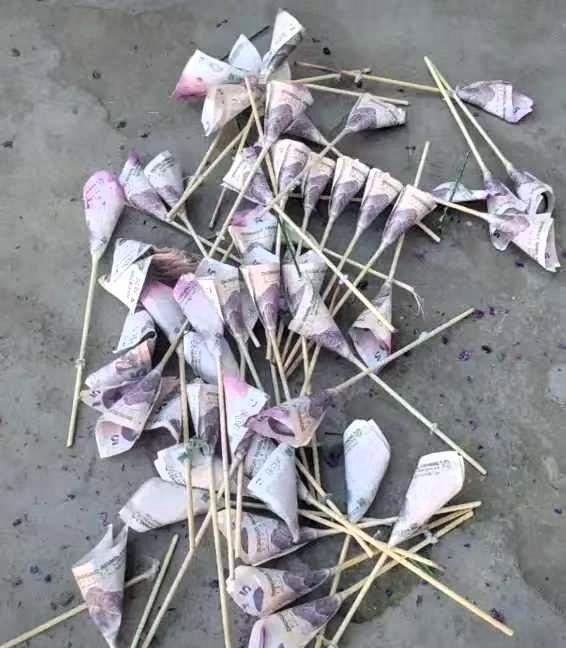 大妈出门扔垃圾，捡到一束“有钱花”，发现很新，大妈简单清点后发现，花束内共有72