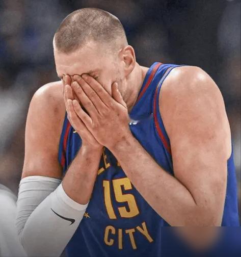 129公斤的体重，一碰就倒？约基奇末节7投1中，肘子开路，裁判都看不下去了。