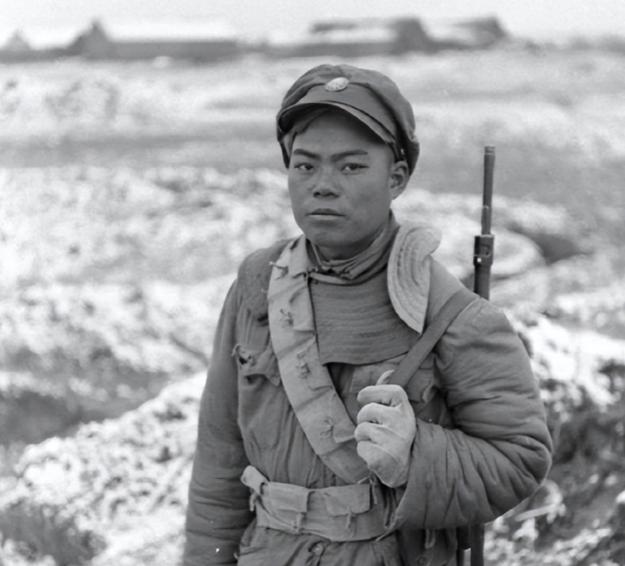 1948年3月，国民党整90师中将师长正在怒骂小电话兵，甚至开了两枪恫吓。小电话