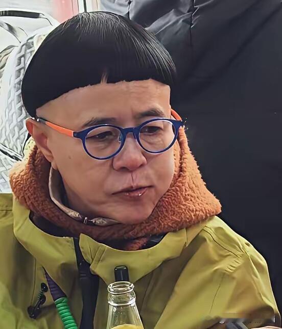 虽然大家看了刘纯燕几十年的这个发型，审美有一点疲劳，但不得不承认她保养的还是相当