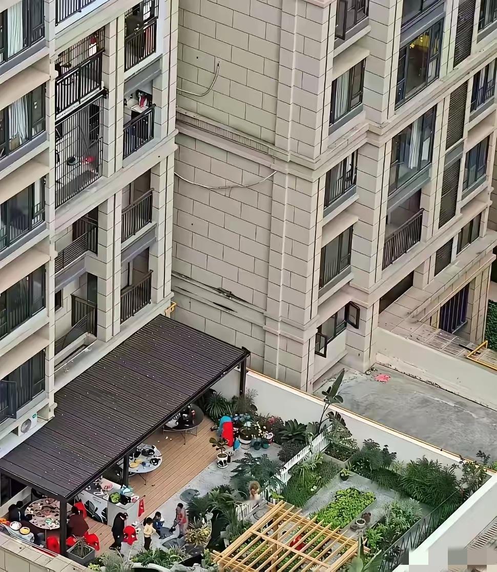 看上去很美，谁住谁倒霉！​我有个朋友就是买了这种二楼大露台，还加价15万。刚开