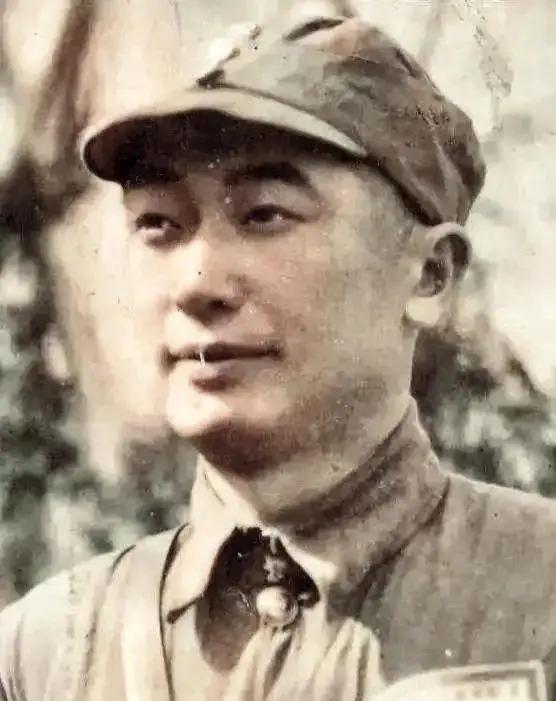 1949年，国民党准备撤往台湾时，戴安澜的遗孀王荷馨接到通知，对方开口就说：“去