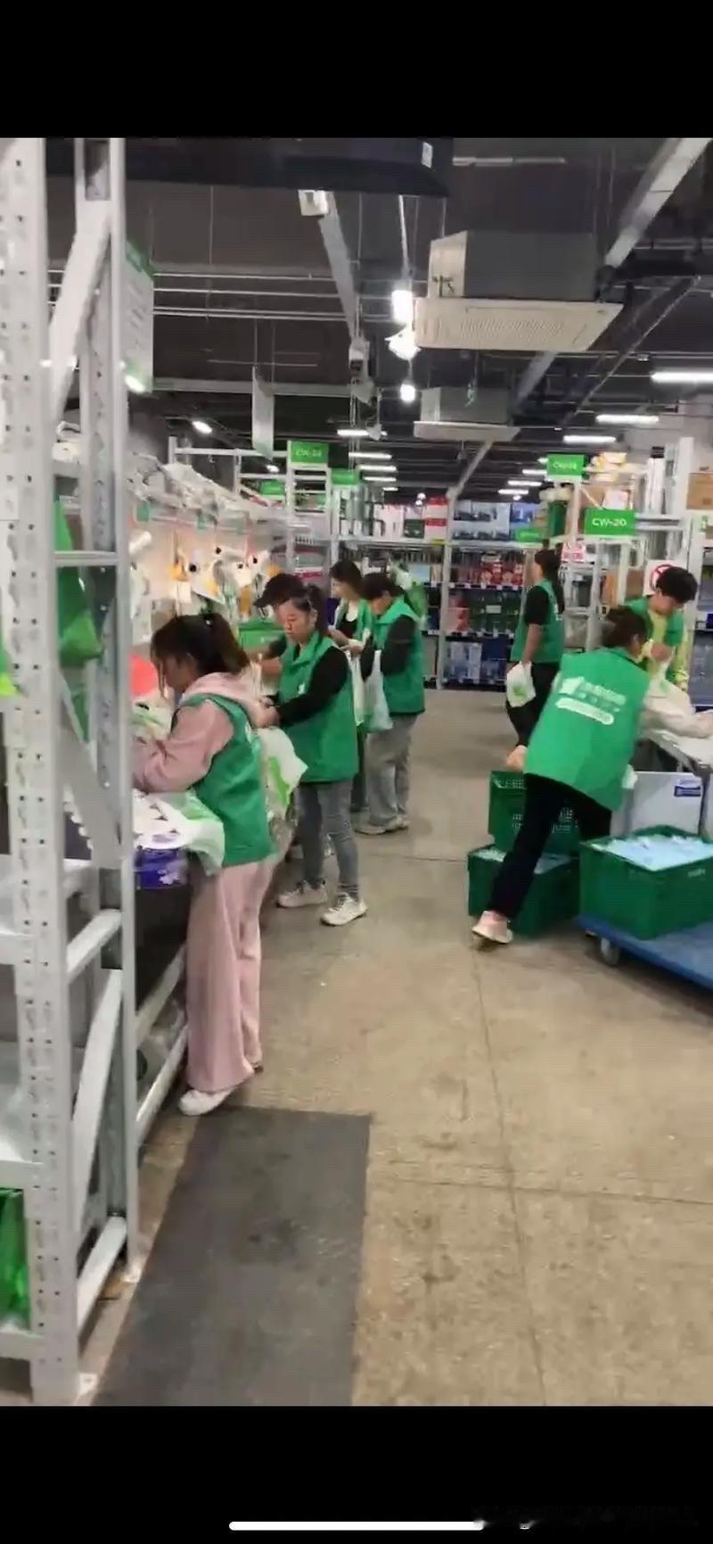 小象超市兼职一个多月了，上个月兼职工资发了2300，加上退休金，收入到手5400