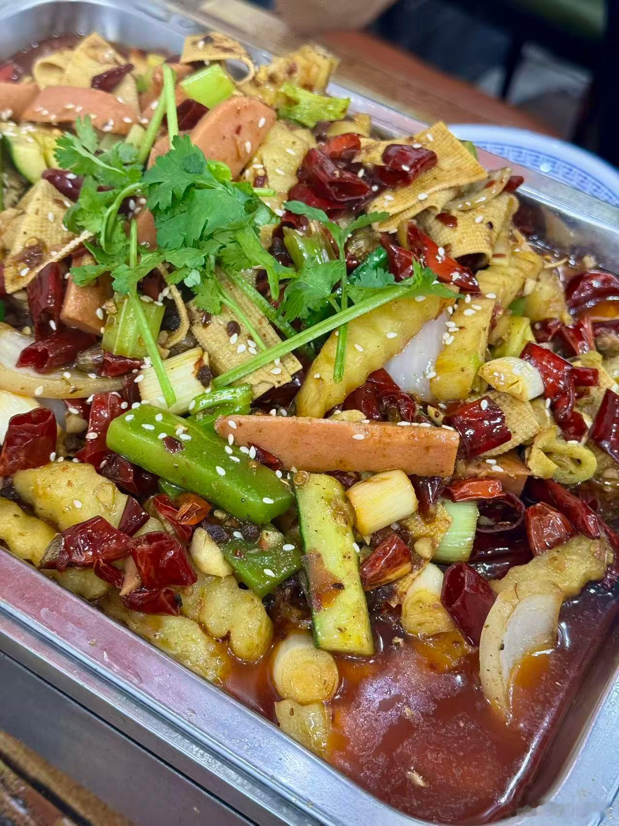 簇桥老店美食打卡+1，也是看门头就决定去吃的一家店，每次路过生意都不错，主要是烤