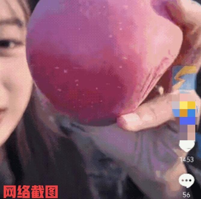 山东烟台有年轻女大学生直播卖苹果。这是由于女生看到家里父母种植苹果的辛苦，又