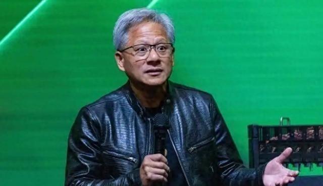 黄仁勋在采访里反问：“美国对中国的封锁已经如此严苛，为什么还能诞生华为这样的企业