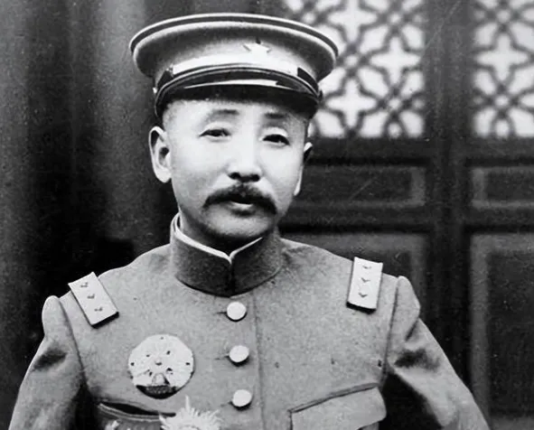 1906年，30多岁的张作霖，娶了18岁的许澍旸。新婚之夜，房间里灯光暗淡，张作