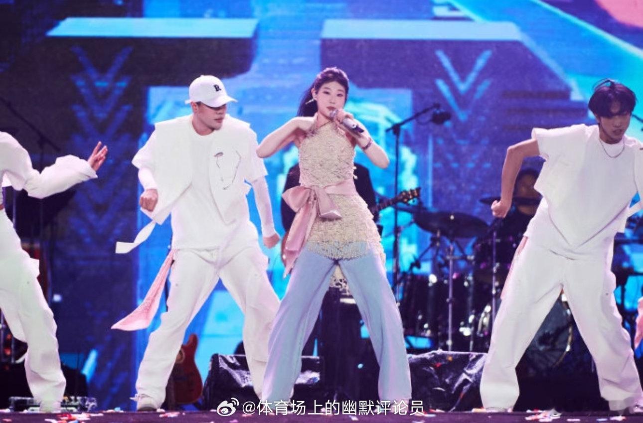 沈佳润带伤录制跨年晚会！妹妹也太拼了，怎么受伤了呀，真有点心疼了🥹不过依旧坚持