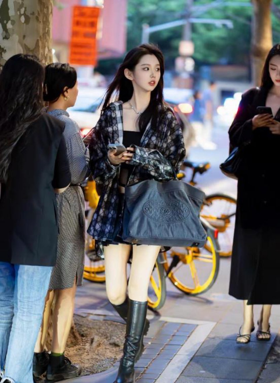 短剧演员李柯以的街拍照，她本人好高好瘦，巨美的