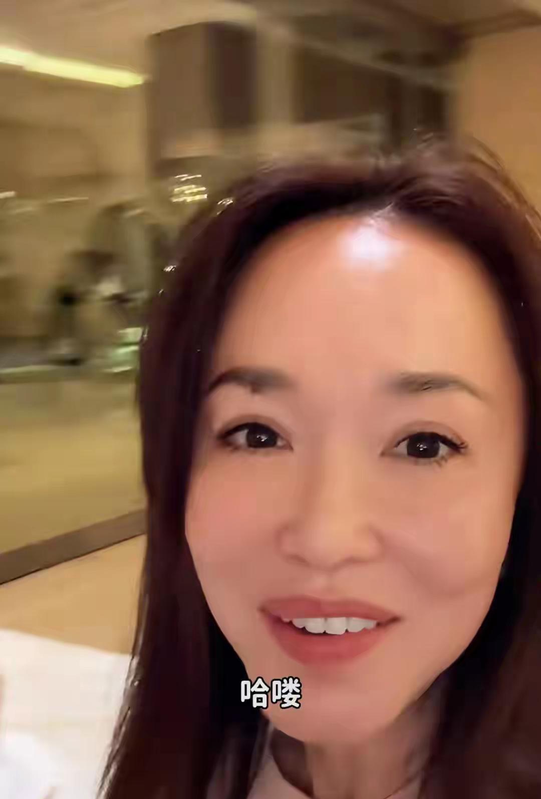 54岁范文芳一家巴厘岛度假被偶遇！李铭顺清爽造型帅出新高度，10岁儿子乖巧似小大