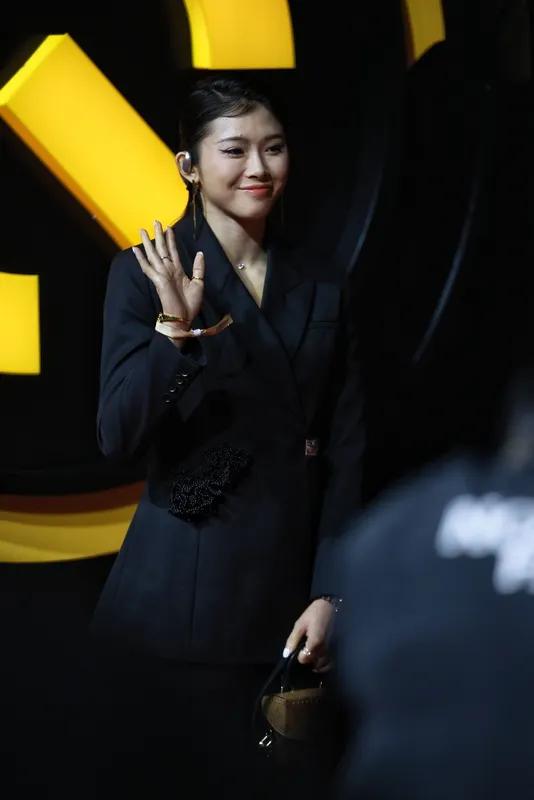 吴艳妮发文告别大家不要羡慕吴艳妮了因为我们永远不可能成为她！仅仅就这