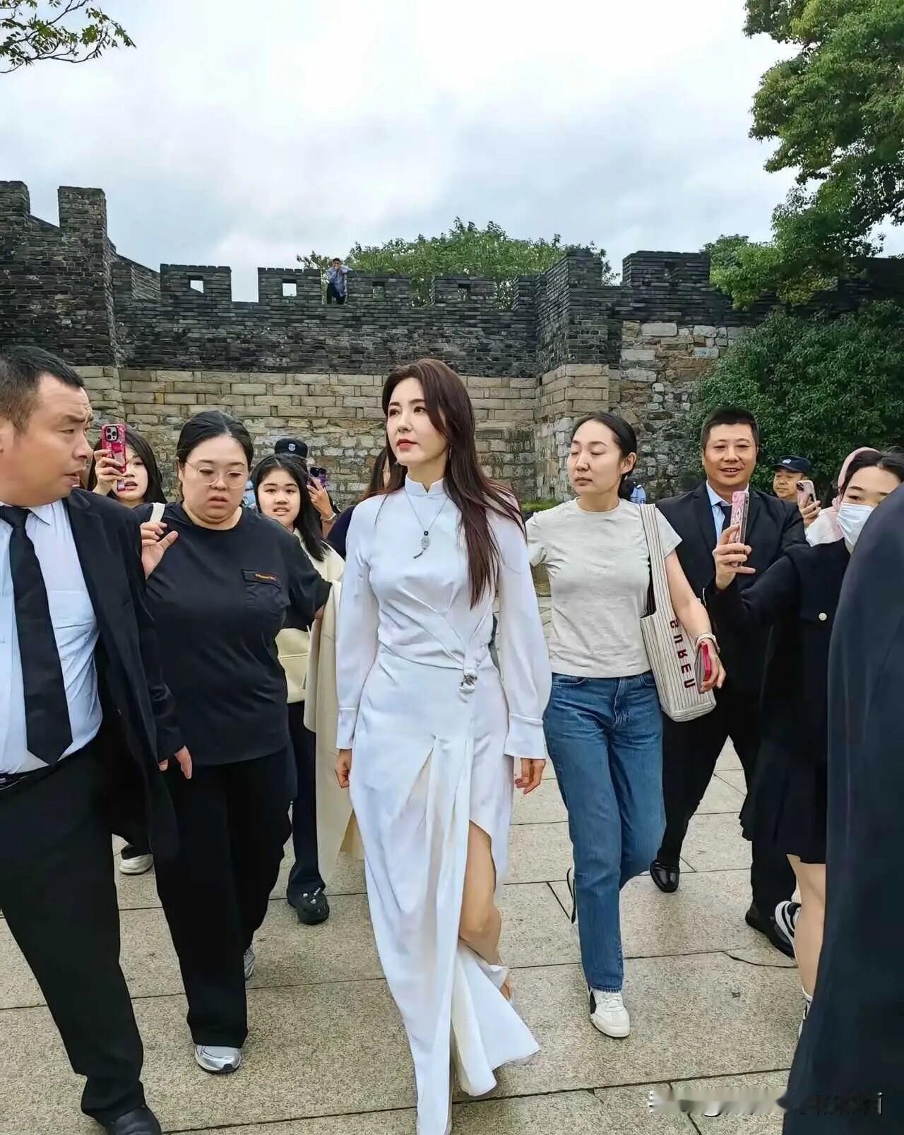 这是谁啊？这么多的工作人员随行跟着，看起来特别有气场。感觉她是属于不上镜的那一种
