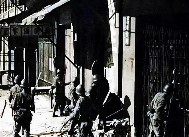 1939年，一群日军闯进一村民家中，日军为了取乐，先将女人摁住，把她6岁的女儿扔