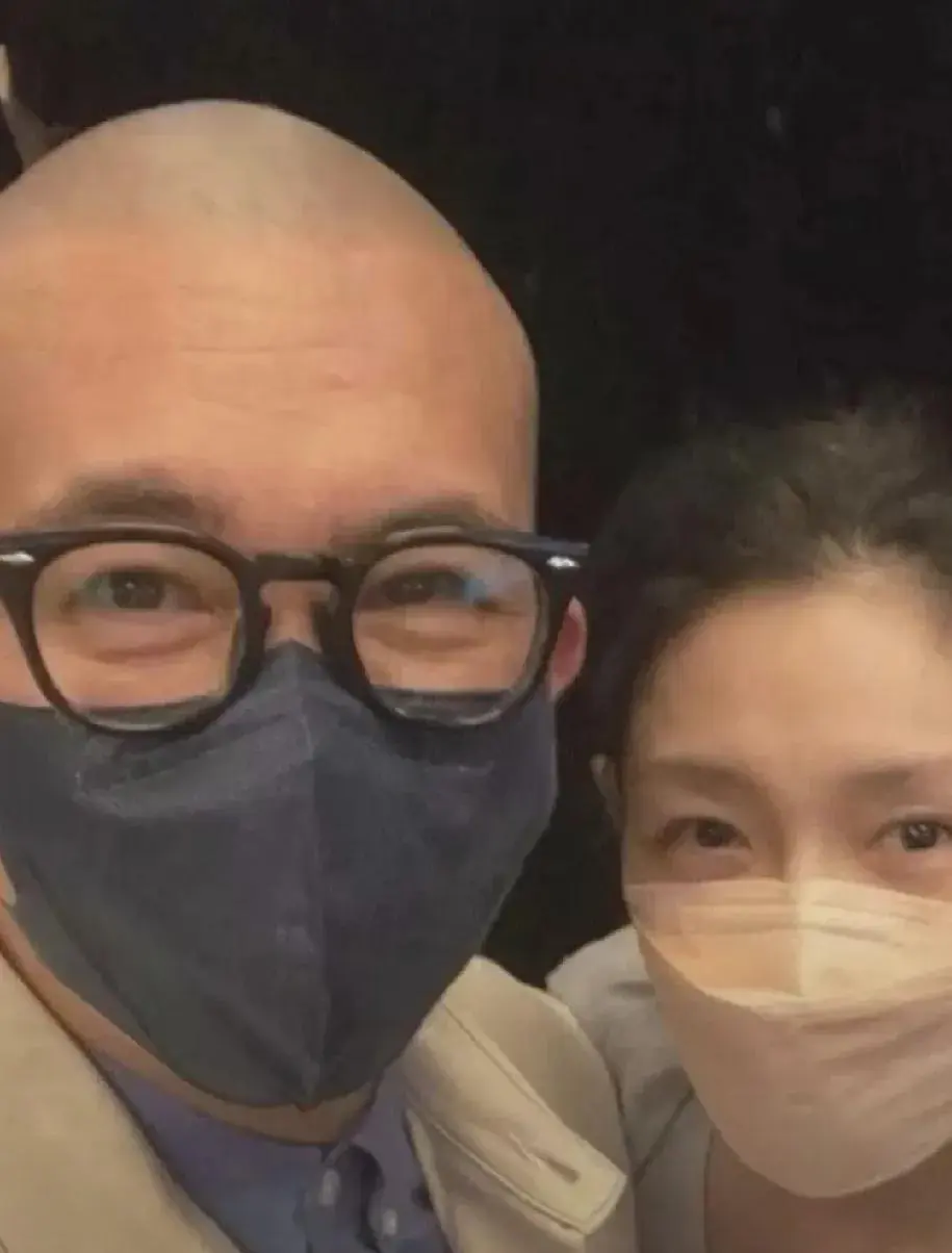 具俊晔每日前往金宝山墓园，大清早就带着鲜花，在大S墓碑前一坐就是一整天。他