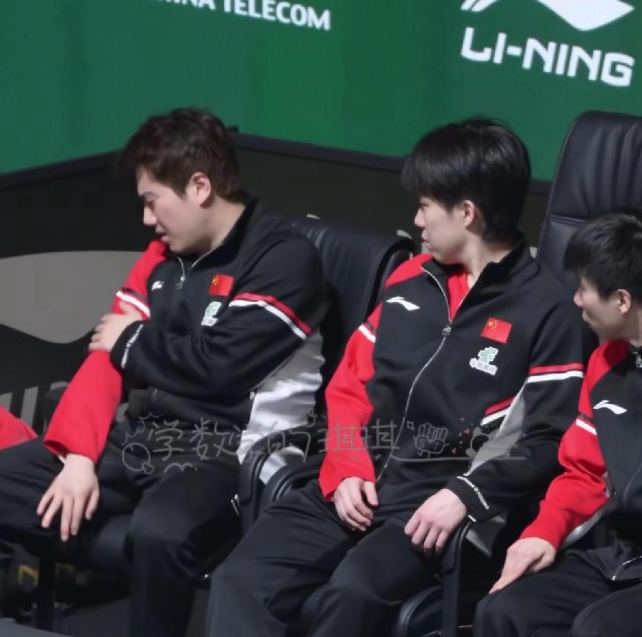 大头和大胖这俩“冤种”兄弟，坐在一起就“搞事情”，一个个都是“欠儿欠儿的”。