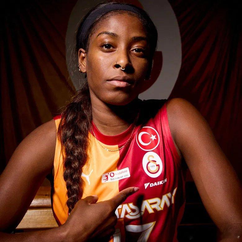 排球🏆米里亚姆.塞拉身披加拉塔萨雷战袍，斩获个人首座奖杯📌塞拉时隔四年，