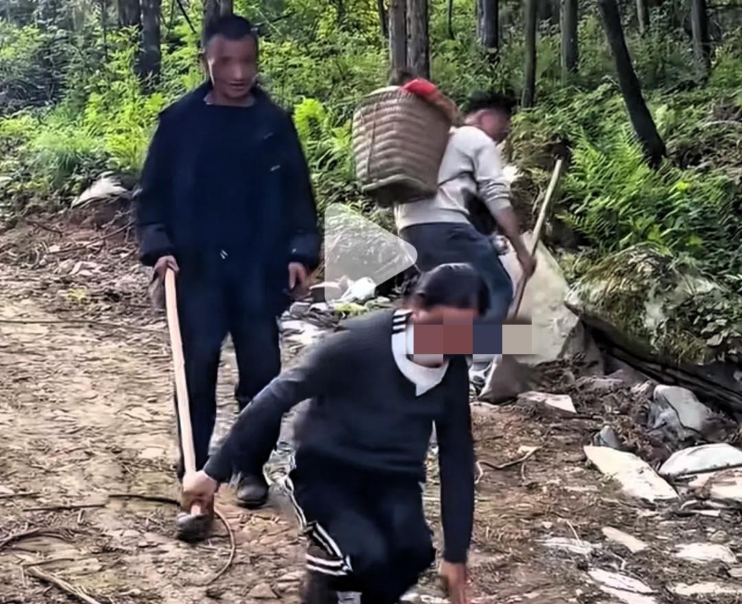 男的瞎子，女的腿残疾一起生了9个孩子，出门拿个棍子牵着，因为女的站不起来，只能