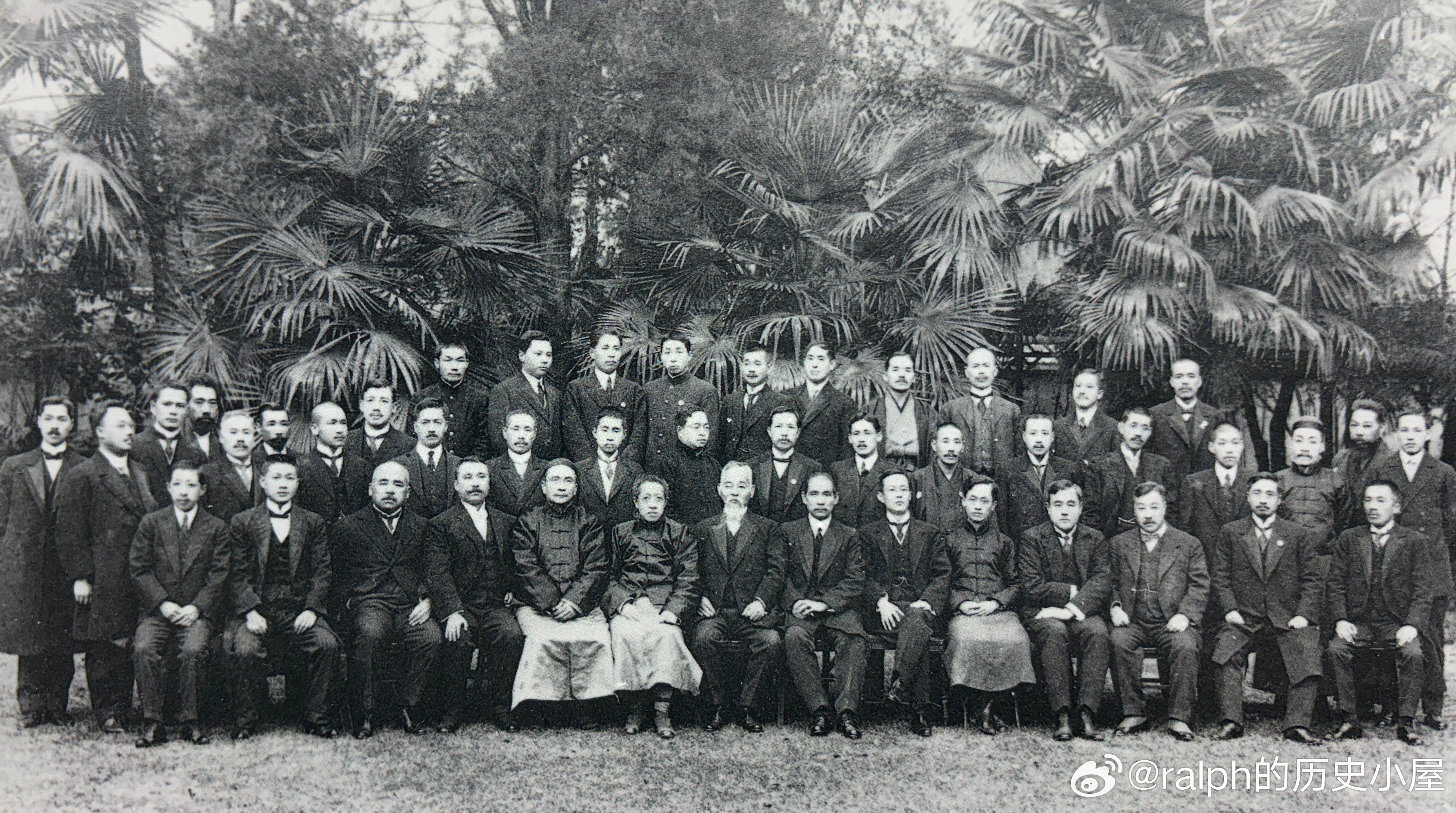1916年11月24日孙中山与前来吊唁黄兴（10月31日去世）的友人在哈同花园合