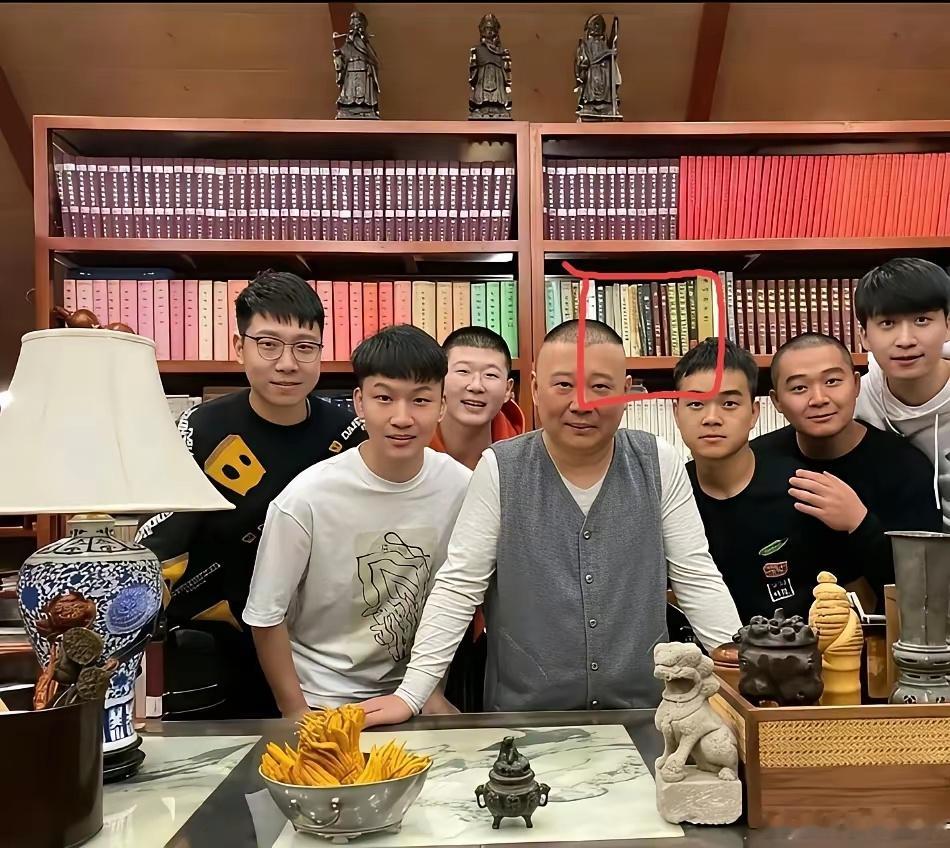 郭德纲不像一个爱读书的人。郭德纲当处宣扬自己有文化、读书多，还对自己的大书房津津