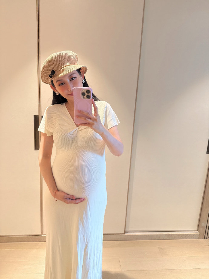 蝴蝶姐姐晒二胎孕肚照蝴蝶姐姐晒二胎孕肚照，状态还是很好哦！