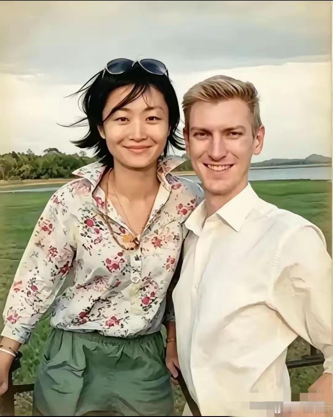 敬一丹的女儿王尔晴，以后估计不会要小孩了！原因很简单，因为她和她的洋老公已经结婚