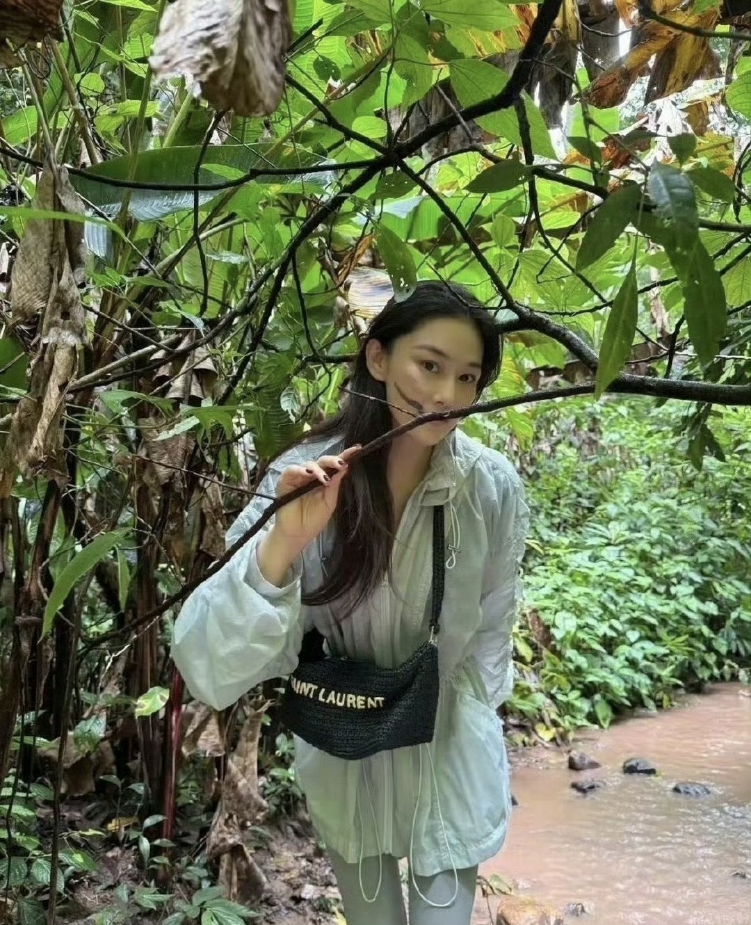 张馨予大方秀恩爱，与何捷拍情侣头像，何捷长得好壮实一身腱子肉，