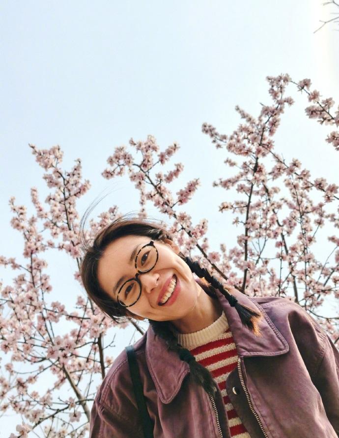 今天刘雯拍摄了一组很美的春日大片，她笑得很开心，像个童心未泯的孩子，阳光又灿烂。