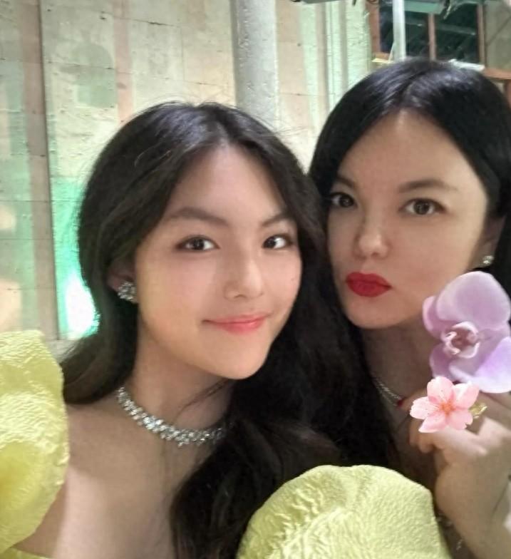 李湘母女假期甜蜜相伴，王诗龄新美甲吸睛尽显公主范阳光轻柔地洒在城市的每一个角落