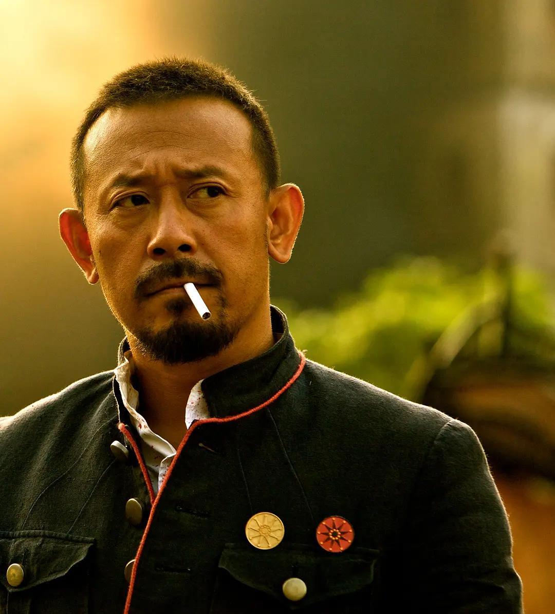 记得姜文有一部电影《让子弹飞》姜文对葛优说，我不是要睡你，是想和你一起睡。