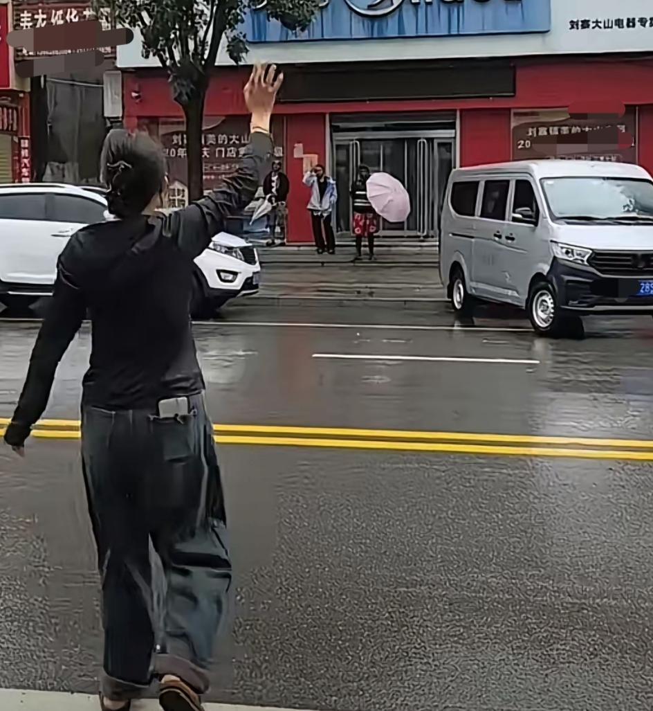 我们的教育是不是出了点小问题？如何与外国人打交道，不卑不亢，自尊自爱，洁身自