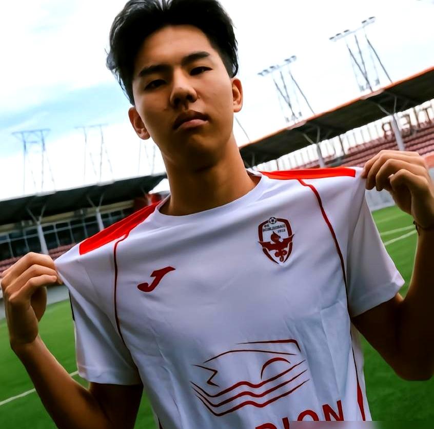 40万欧身价杀进英超，结果10万补贴都拿不到？这事儿有点意思！18岁的张