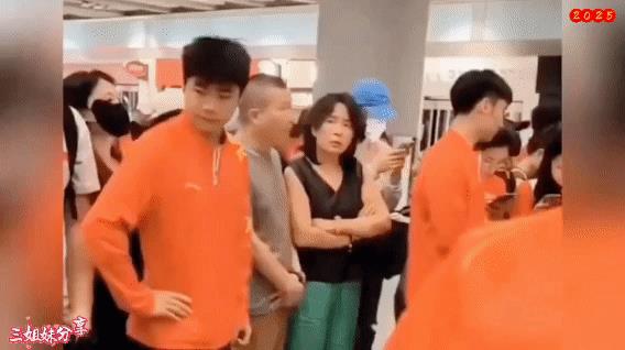去年巴黎之后，在机场等待儿子的王爸和王妈。有人说任女士这样子，一看就不好惹。好惹