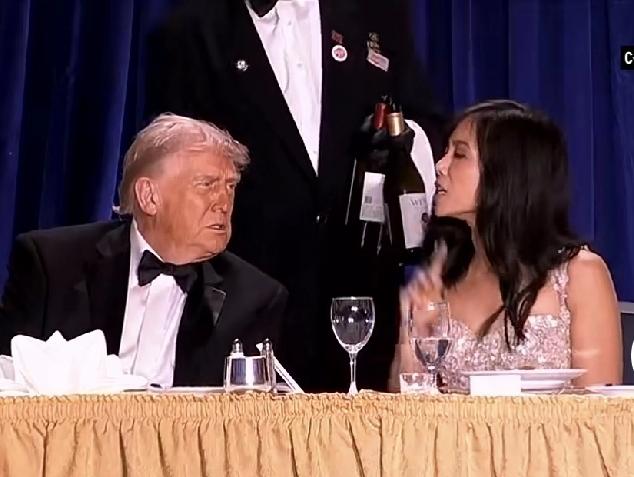 白宫晚宴枪击事件发生前的一幕情景。坐在台前左边的是白宫新闻秘书卡洛琳、中间的是