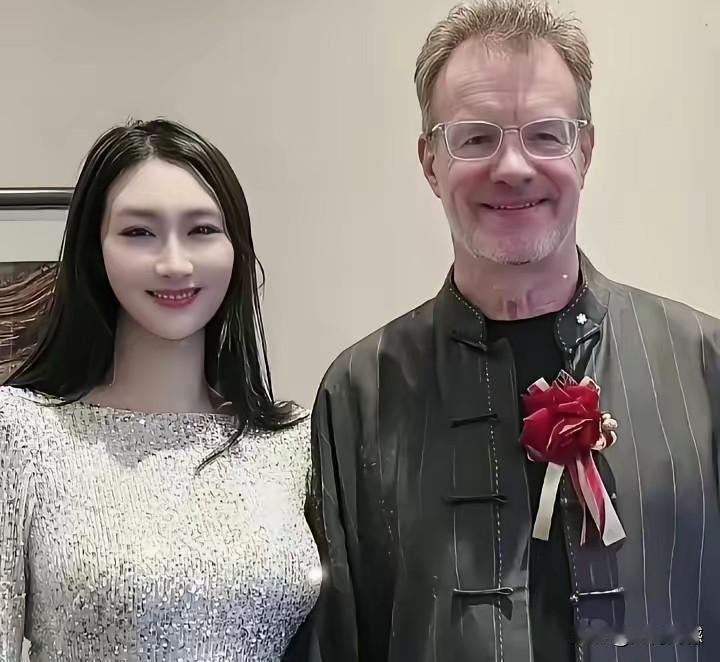 姜昆的洋徒弟大山，现在已经老成了这个样子，脸上全是皱纹，胡子也白了，但是他的妻子