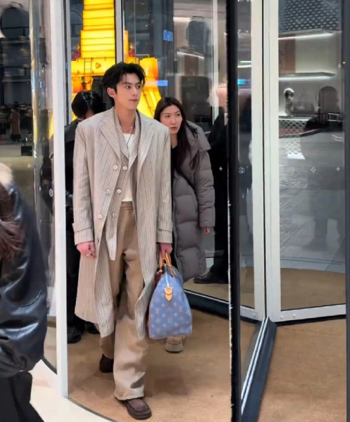 两个LV高管对王鹤棣满眼都是欣赏王鹤棣这一身穿搭也太帅了西装叠搭风衣居然这么