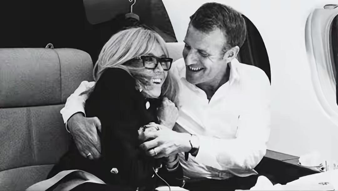 马克龙抱着老妻笑得好暖男，抱着娃娃的他很有爱，看得出来他挺有亲和力的，难怪会被选