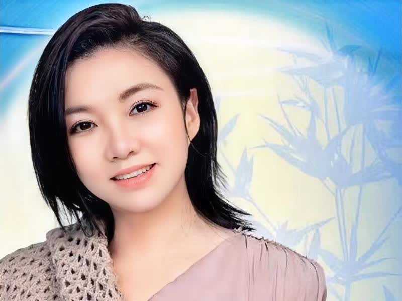 歌唱家王莉的家庭成员主要有以下几位：一、丈夫：王莉的丈夫是圈外人，两人于20